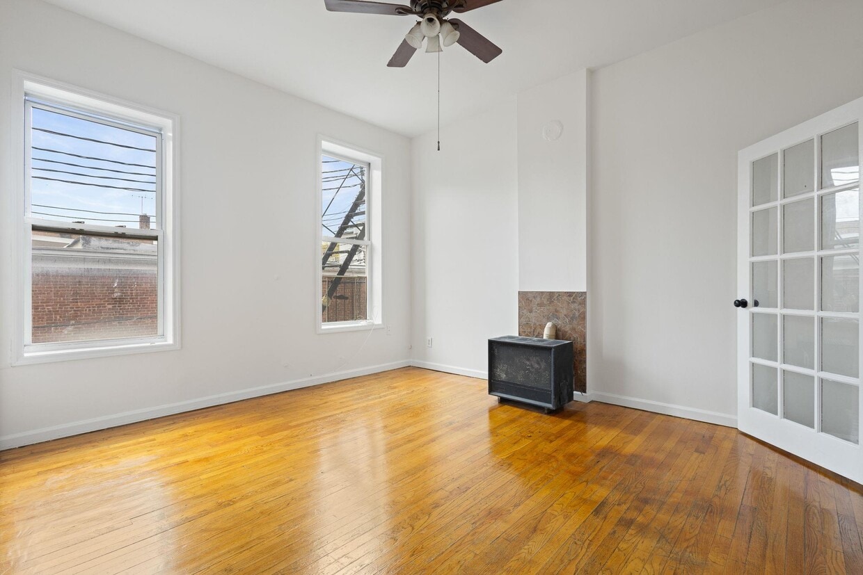 Primary Photo - 10 N Broadway