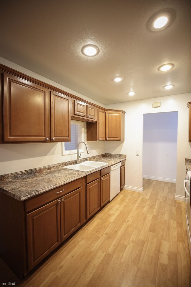Building Photo - 3 br, 2 bath House - 993 Mills Street