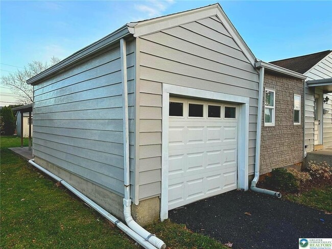 Building Photo - 1103 N Van Buren St