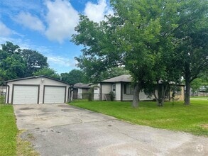 Building Photo - 2303 Oaklawn Dr