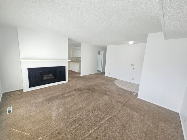 Building Photo - Great 3 Bed / 2 Bath Duplex in Millcreek