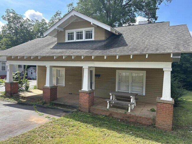Building Photo - 8 E Main St