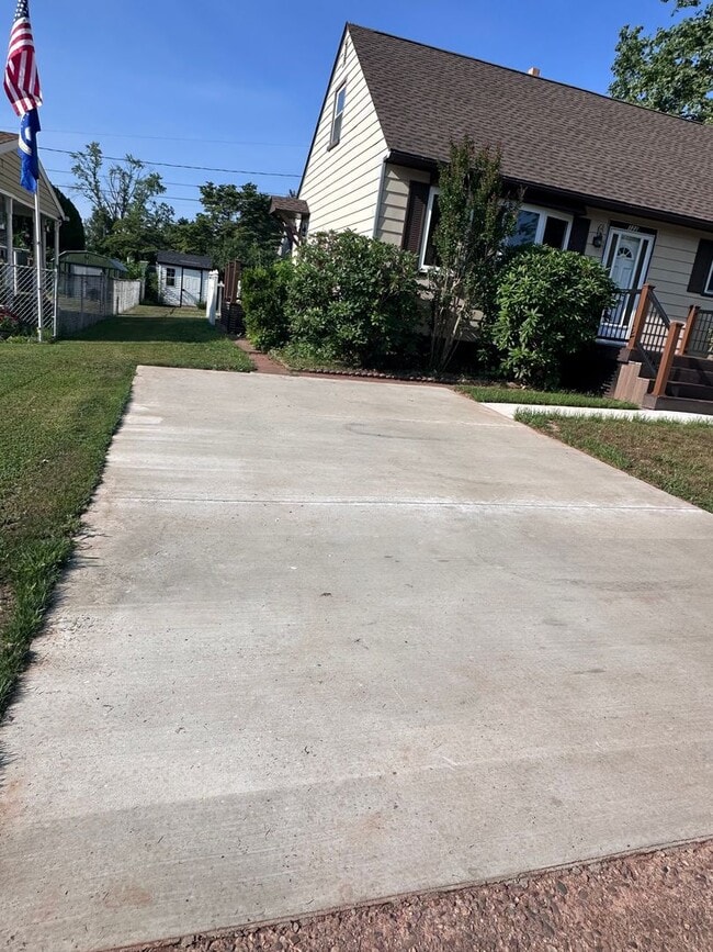 Building Photo - Cape Cod in Middletown 4 bedroom