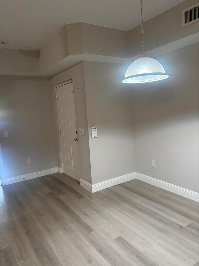 Building Photo - 350 Crestwood Cir