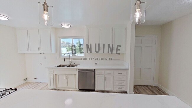 Building Photo - Upgraded 3Bd 2Ba House w/ Sunroom