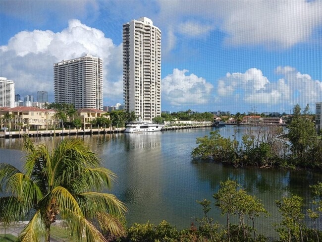 Building Photo - 2980 Point E Dr