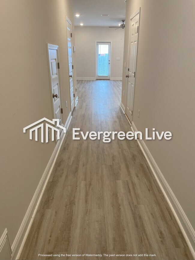 Foto del edificio - 9779 Fowler Ave