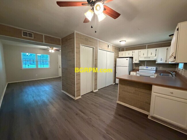 Building Photo - 3 BD 1.5 BA