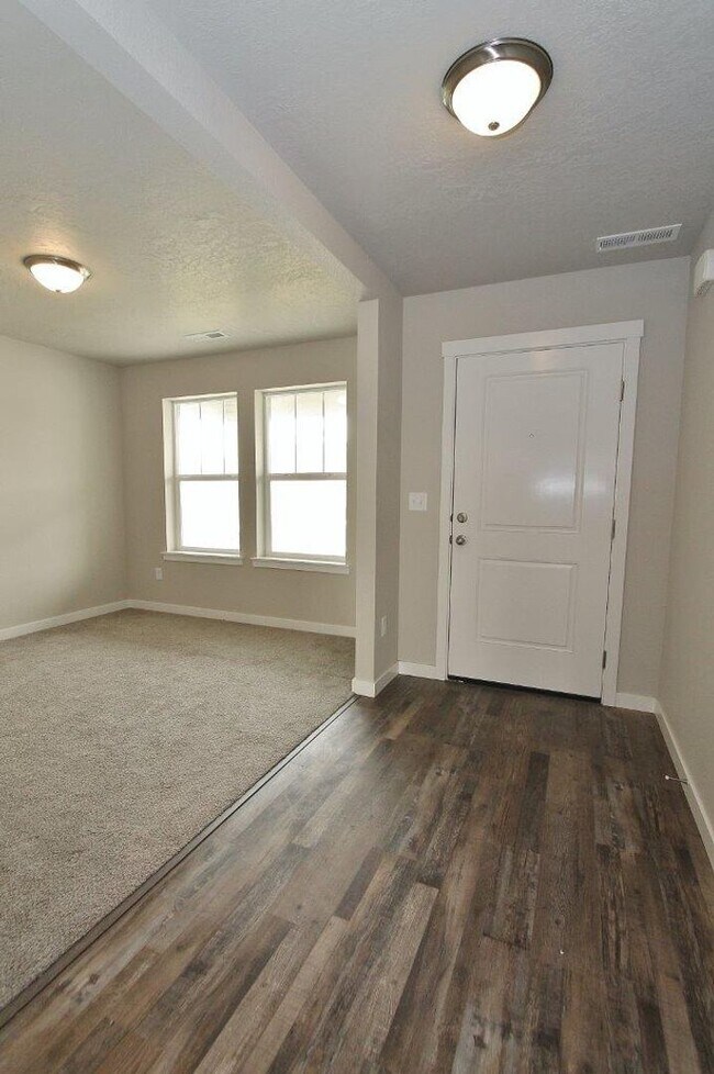 Foto del edificio - Spacious Home w/Open Floor-Plan