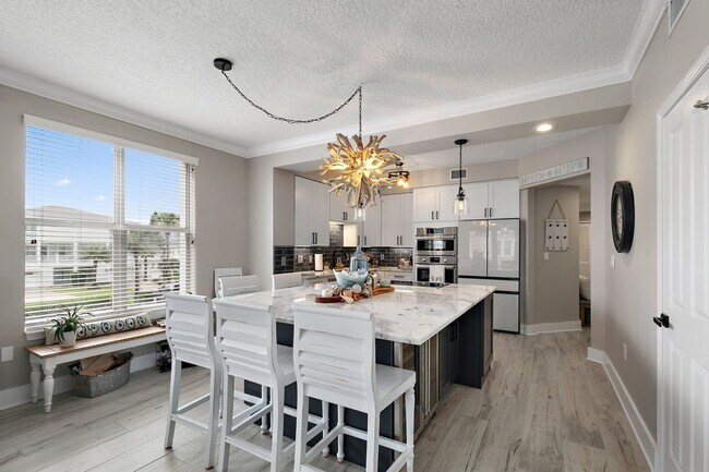 Foto del edificio - Remodeled Condo with Ocean Breezes!