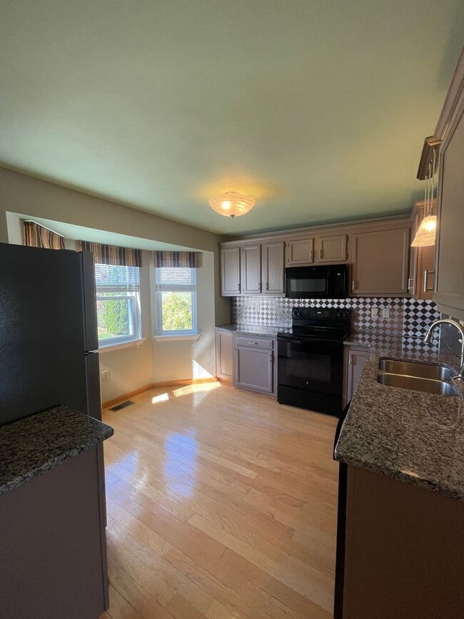 Building Photo - Baldwinsville Townhome - 2 Bedrooms 1.5 ba...