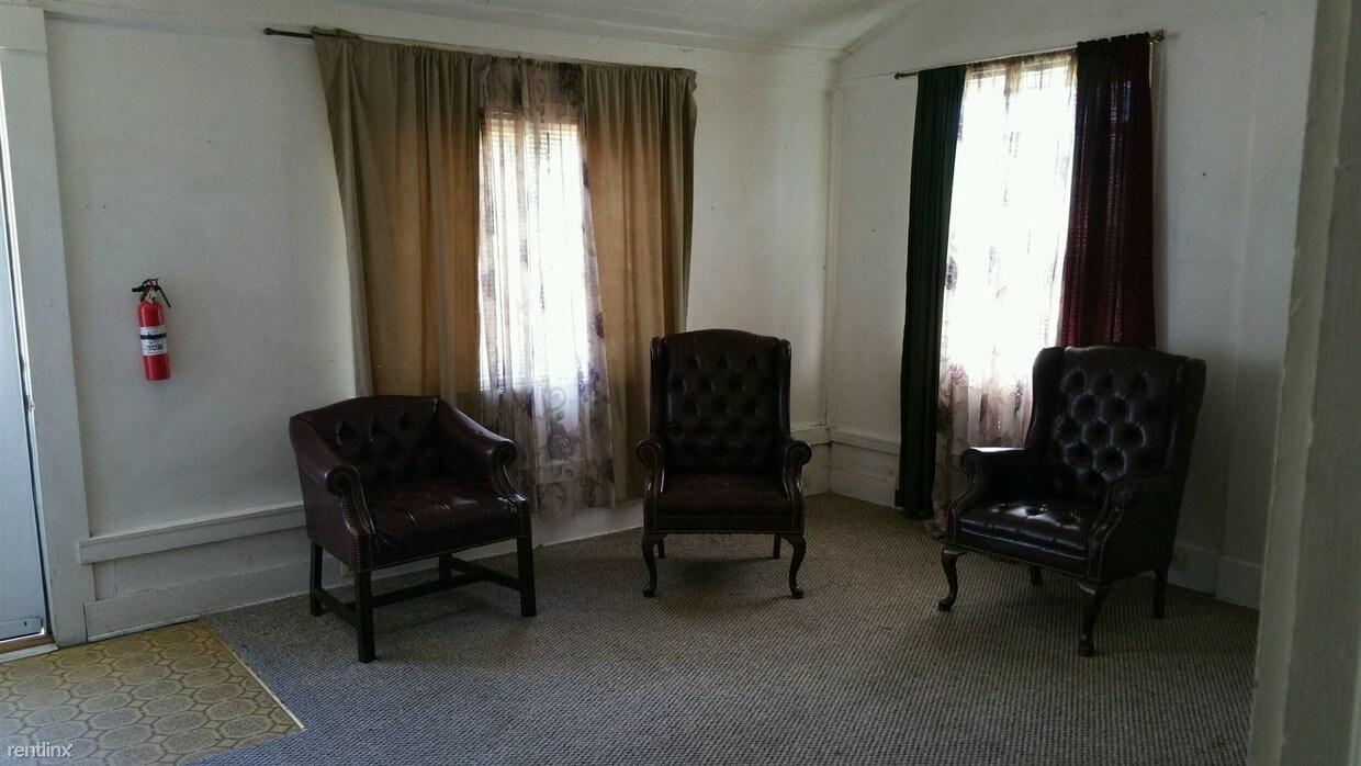 Primary Photo - 185 N Perry St