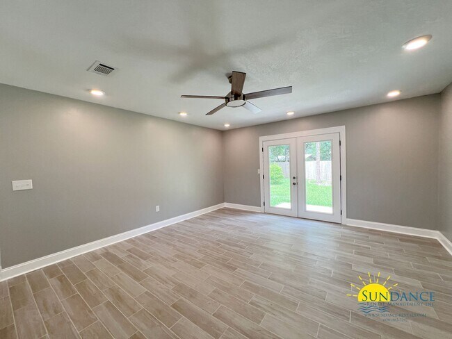 Building Photo - Inviting 3 Bedroom Home in Crestview Near Downtown & I-10!