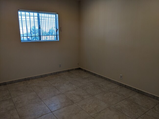 Foto del edificio - 127 S Glenoaks Blvd