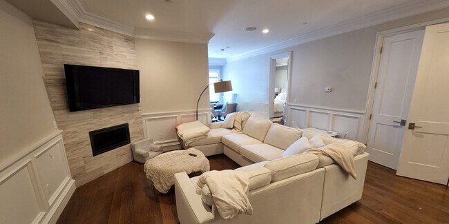 Building Photo - 933 E 2nd St