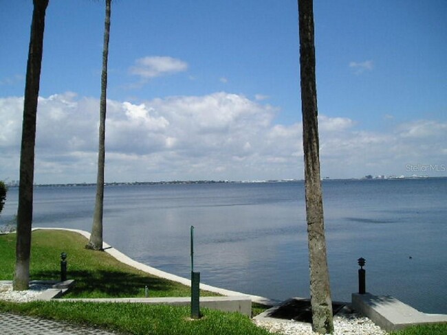 Foto del edificio - 4950 Bayshore Blvd