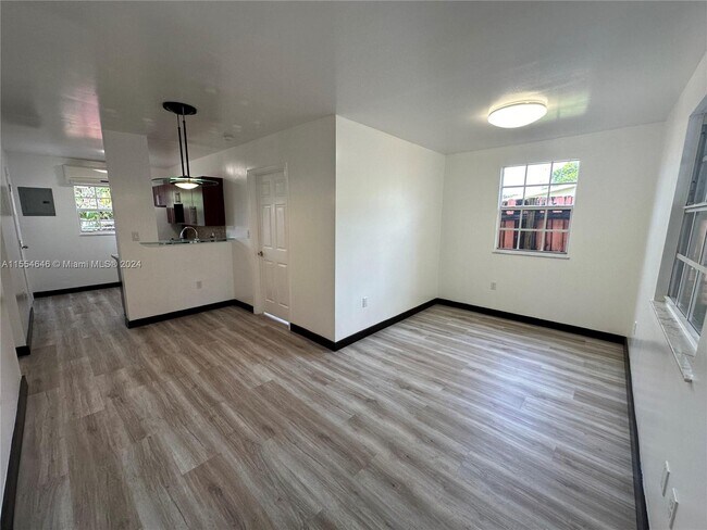 Foto del edificio - 1001 NW 23rd Ct