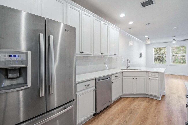 Building Photo - 1176 S Community Dr