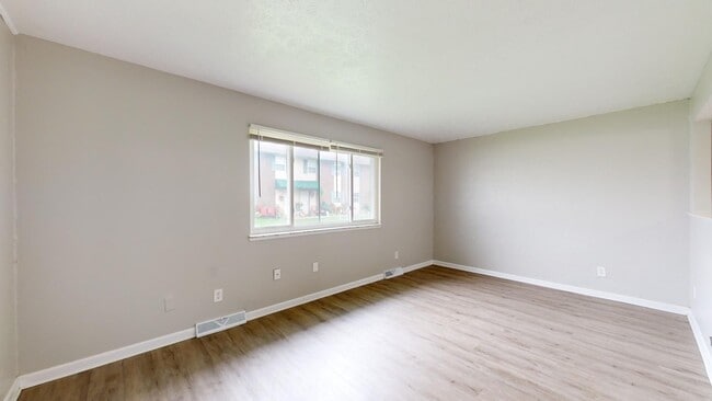 Building Photo - 3 Bedroom/1 bathroom renovated townhouse.