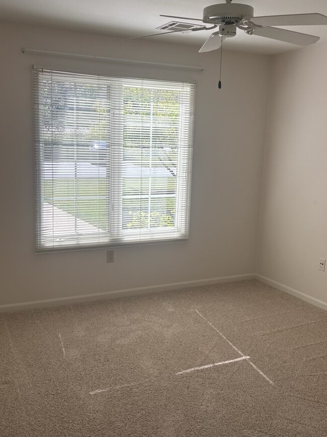 Foto del edificio - 8976 Woodbridge Dr