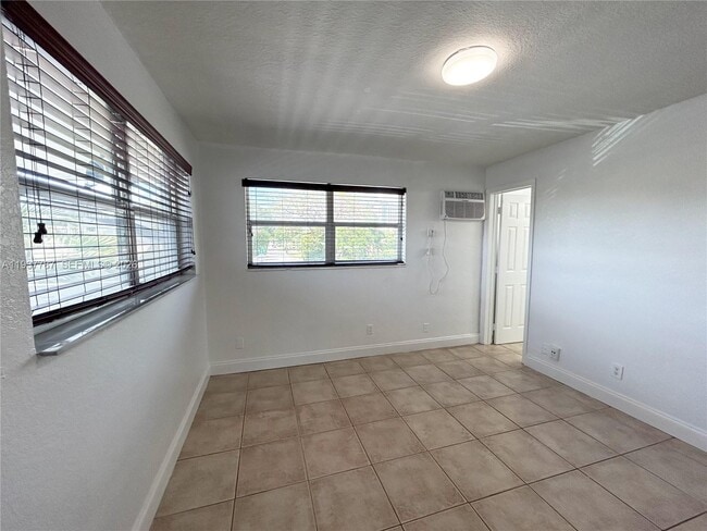 Foto del edificio - 715 NE 6th St