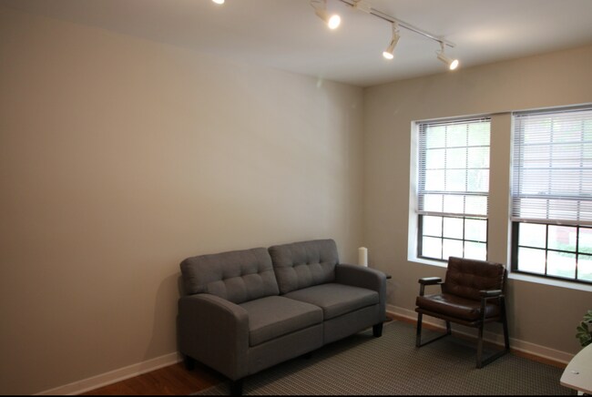 La sala de estar recibe buena luz natural. - 3110 W Sunnyside Ave