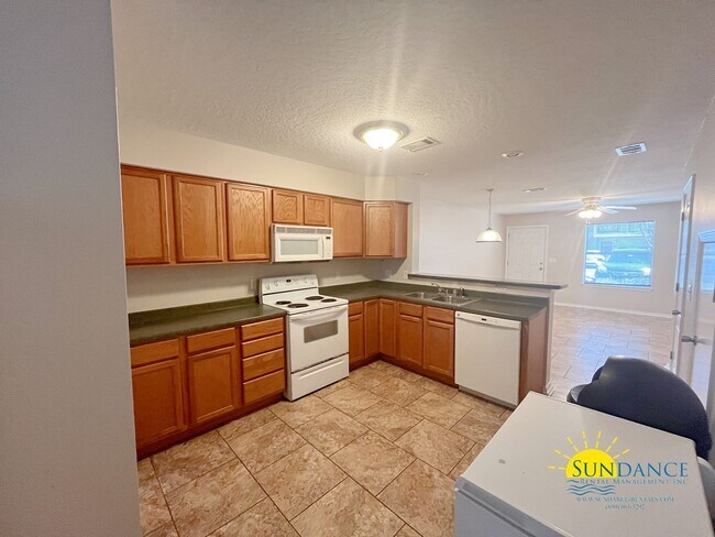 Building Photo - Great 2 Bedroom Townhouse in Niceville!
