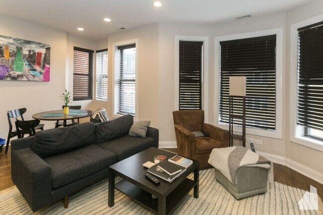 Foto del edificio - 1218 W Diversey Pkwy