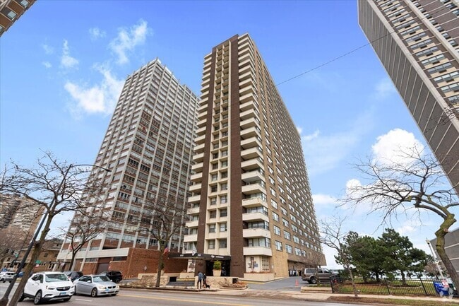 Building Photo - 6157 N Sheridan Rd