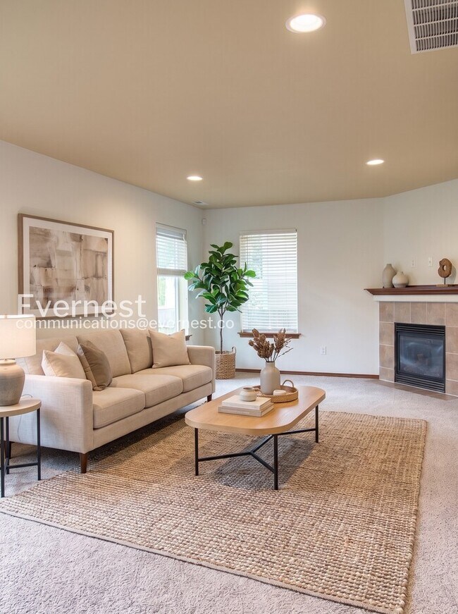 Foto del edificio - 3 Bed, 2.5 Bath Home with Fenced Yard & Garage / Pet-Friendly / Vouchers Accepted / Available Now!