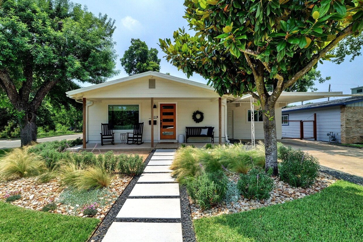 Primary Photo - Fantastic 3/2 Home - Designer Style Living...