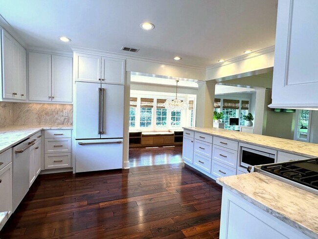 Building Photo - Gorgeous 3/2.5 Home near Beaches & Histori...