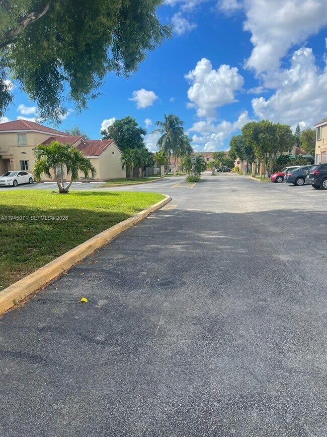 Foto del edificio - 240 NW 114th Ave