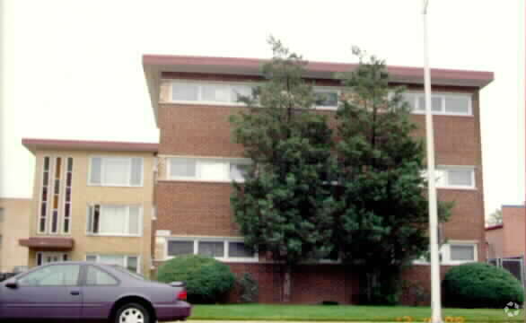 Building Photo - 9413-9417 S Mobile Ave