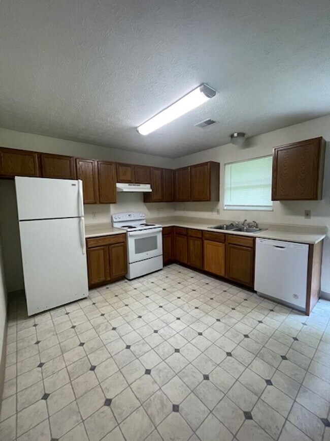 Foto del edificio - 2 Bedroom 2 Bath Duplex Call Ed Johnson 86...