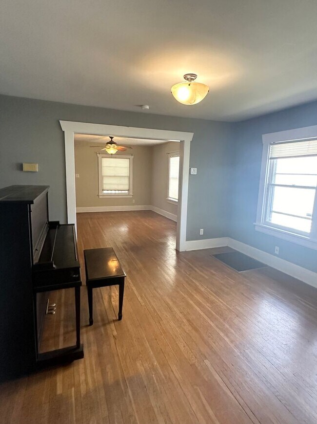 Foto del edificio - Charming 2-Bedroom, 1-Bathroom Home with Fenced Backyard & Detached Garage!