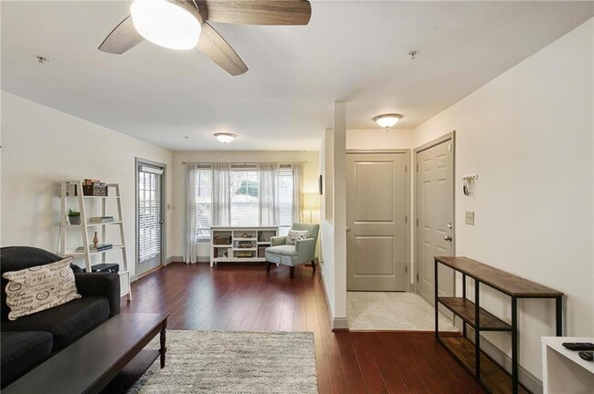 Foto del edificio - 1002 Madison Ln S E