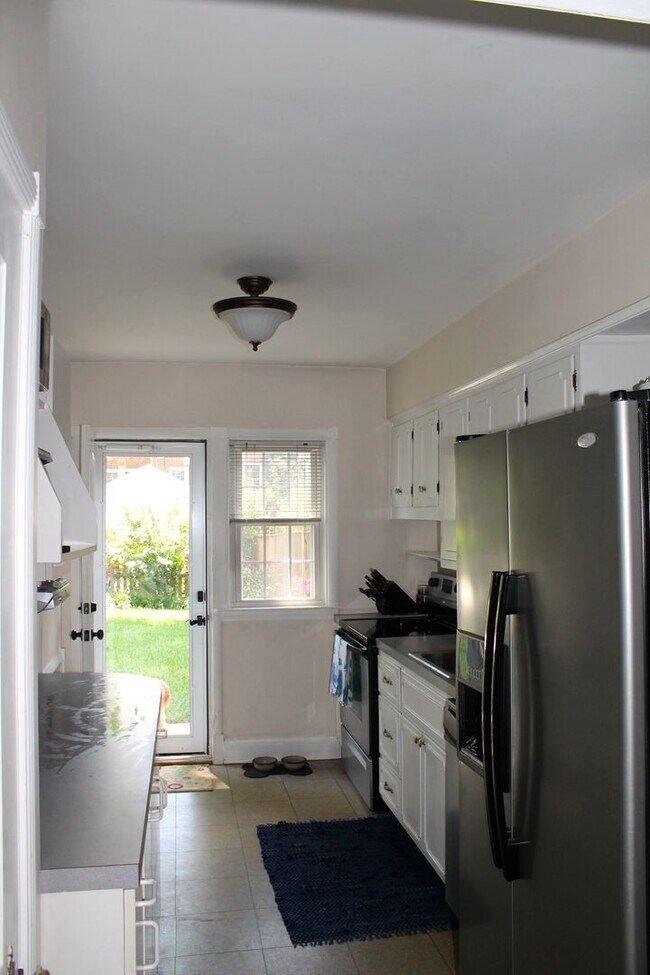 Building Photo - Charming 3 Bedroom/1.5 Bathroom Townhome in Rodgers Forge, MD!