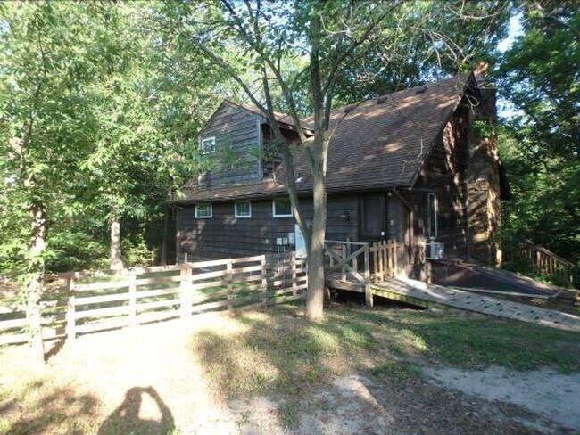 Foto del edificio - Unique 3 Bed 2 Bath Cabin In The Heart of Columbia!