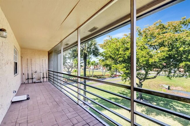 Building Photo - 100 Lake Meryl Dr