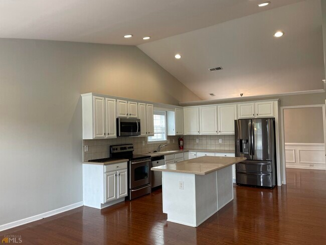 Building Photo - 1052 Southwood Dr