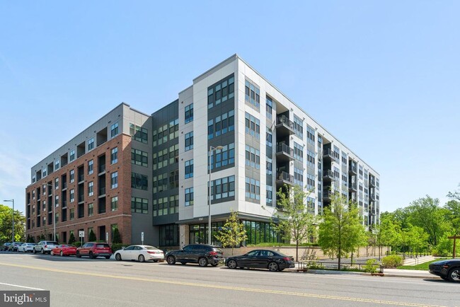 Building Photo - 1761 Old Meadow Rd