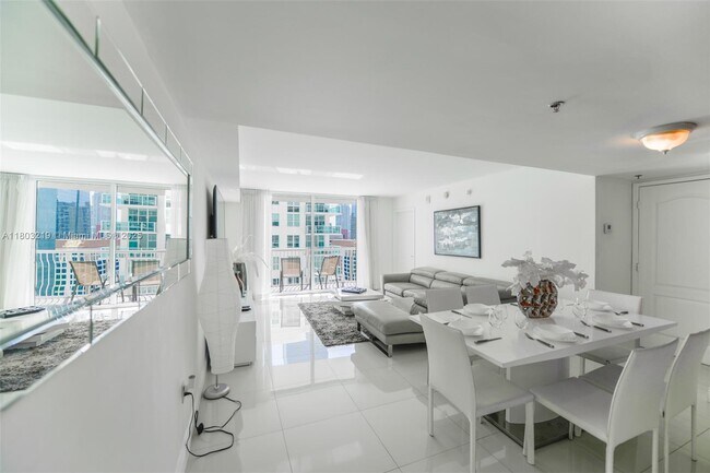 Building Photo - 1200 Brickell Bay Dr
