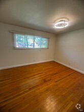 Building Photo - 543 Silver Dr