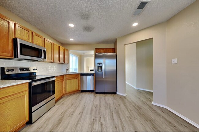 Foto del edificio - 8177 Shadywood Dr