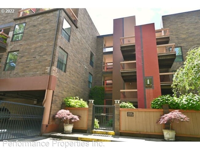 Building Photo - 3 br, 2 bath House - 100 Leonard Street #3-4