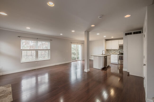 Building Photo - 324 Stratford Ln