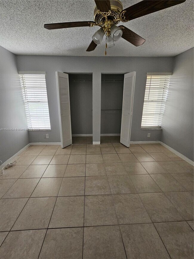 Foto del edificio - 9946 Twin Lakes Dr