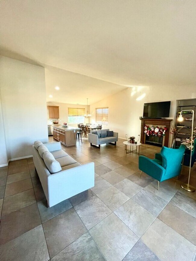 Foto del edificio - Modern, Newer, Spacious!