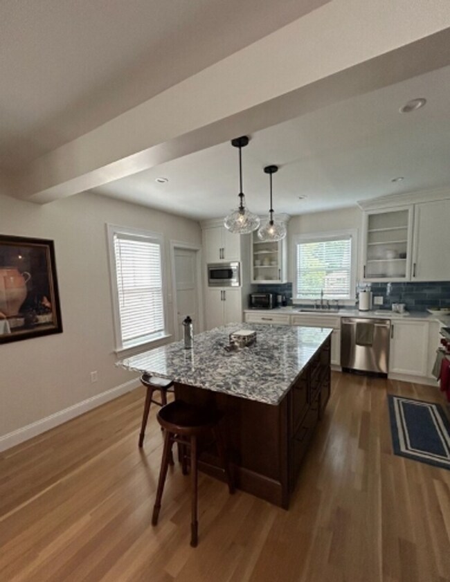 Building Photo - Newly Renovated 4 Bed